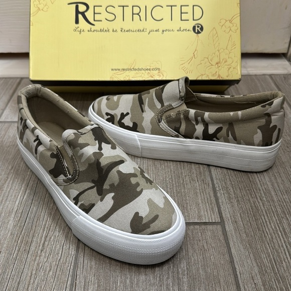 Restricted Vola Canvas Camo Platform Slip-On Sneaker Size 8.5 - Picture 3 of 12